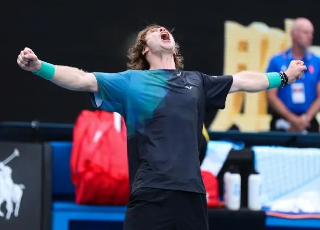 态度显得冷 态度显得冷